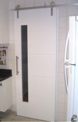 Porta 1104 -  Frisos horizontais, pintada em laca branca fosca, Visor de vidro vertical.